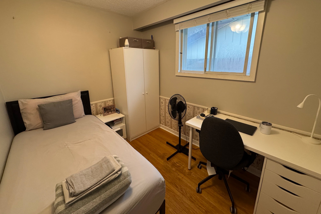 Furnished bedroom. - Comfortable Bedroom crossing the street from UofT Scarborough (*female only*)