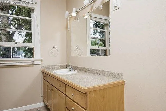 Bathroom - ROOMMATE NEEDED - Gorgeous House on the Hill, Private Bedroom, 2 Separate Kitchens and Living Rooms