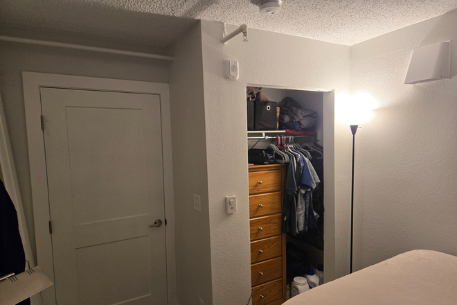 Bedroom - Summer Rental Close to Campus