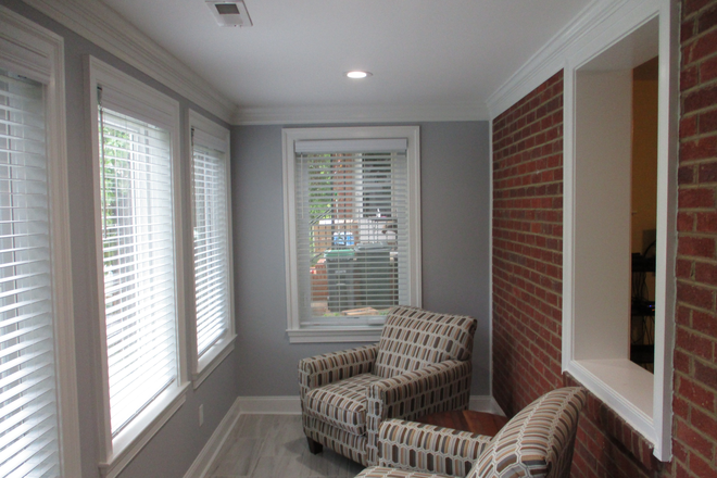 Bright SunRoom with exposed brick wall - Fully renovated bungalow near university amenities / UVA Hospital / JAG school, and downtown! House