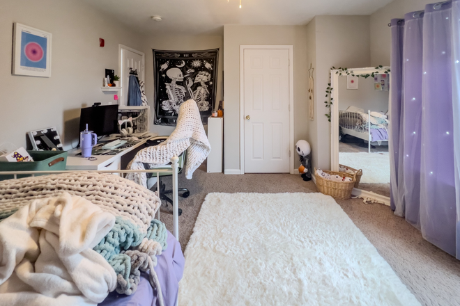 Bedroom - Spacious 3 Bed 2 Bath With Plethora of Natural Lighting Apartments