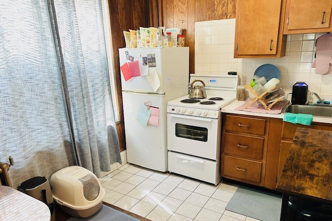 kitchen - Great location! cozy, clean, wood floor, Harvard design, redline