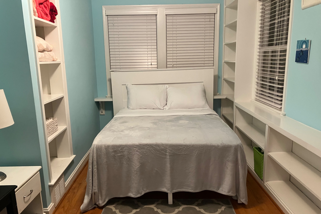 Bedroom bed - Roomie suite 2BR 1BA - walk to metro - 14 min to GW- 11 min to Marymount -house share