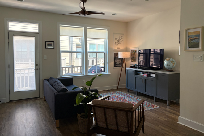 living room - 3 bed townhome 1 mile from campus for rent