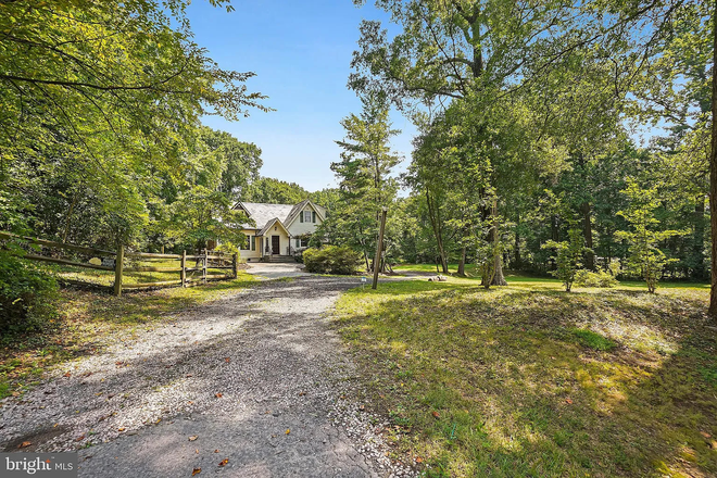 Driveway - 1 Mile to UMD: 3 Bed/4 Baths (2 Full, 2 Half) House + Massive Yard & Basement! – Avail: May 14, 2027