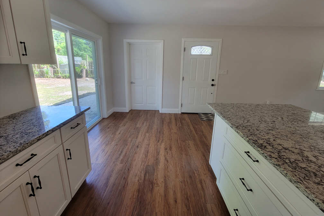 kitchen looking at the main door and the laundry room - Nicely 3 B/2b fully renovated house in quiet street close to shopping and bus lines for UF & SFe