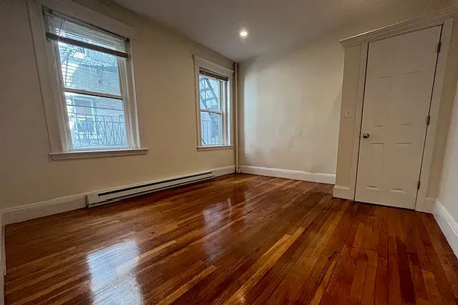 Bedroom 1 - Amazing Apartment in Fenway near Backbay Fens, Has basketball court and football stadium nearby