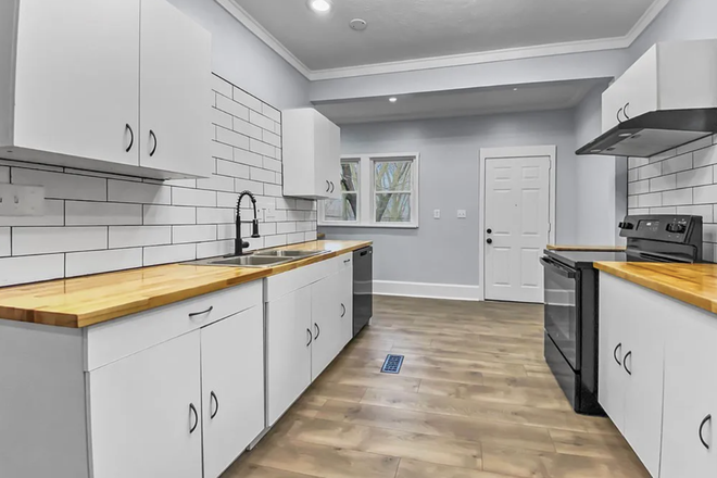 Kitchen - Fully Furnished Student & Professional Housing Near Case Western Reserve Univers House