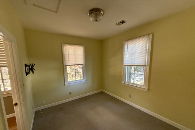 Bedroom - Secluded charming guest cottage Apartments