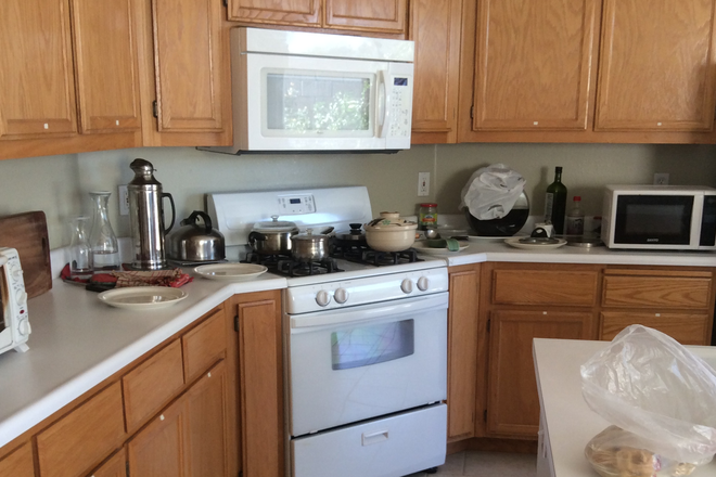 Shared Kitchen - 2 Bedrooms open in Moraga 3bd House