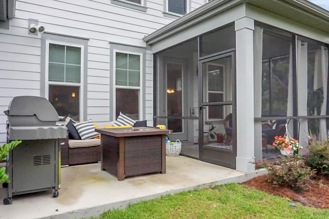 Back patio area..... great for fires! - Looking for male roommates to join our home on James Island in August 2026