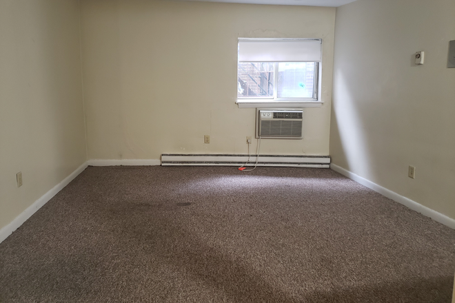 Living space - No Broker's Fee! Great Value Studio/1 Bedroom in Chinatown Apartments