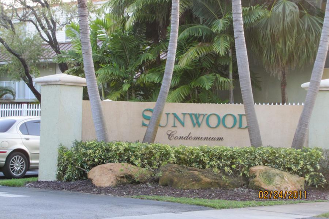 ELECTRONIC GATE -PRIVATE PARKING - WALK OR BIKE TO UM CAMPUS - BEAUTIFUL SUNWOOD  TOWNHOUSE/APARTMENTS - 1.8 MILES FROM UM CAMPUS