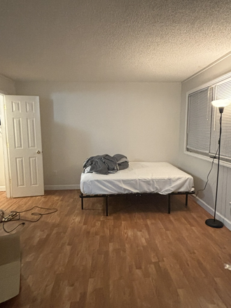 room - Discounted Ananda apartment (15 min walk to campus)