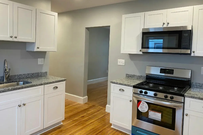 - - 5 BED / 1 BATH – 74 FREDERICK AVE MEDFORD – MOVE-IN 06/01/2026 Apartments