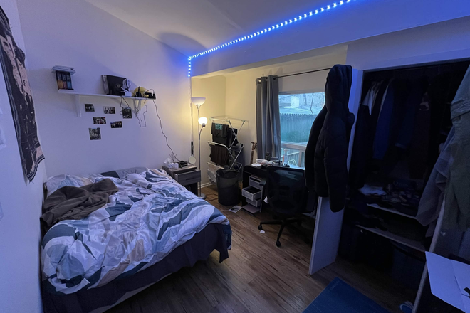 Bedroom for sublet - 1 furnished bedroom for sublet in kensington market. Living with 2 other uoft students.