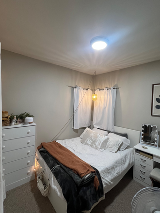 Bedroom - House 5 minute walk to campus