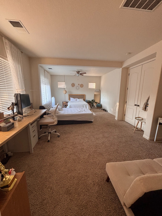 Bedroom - Master Bedroom w/ Private Bath, Tub & Walk-In Closet