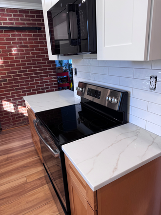 Kitchen stove - 1.5 Miles to GMU; 5 Miles to NOVA Annandale Campus House