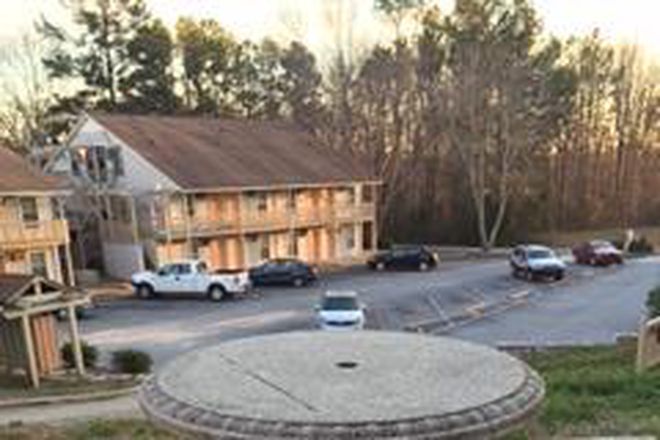 approx 3.5 miles to Campus. . - Appletree Apartments