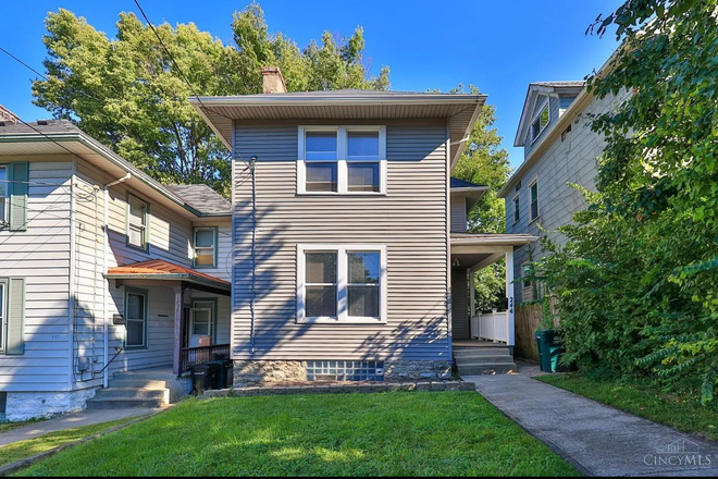 Front of House - Oak Street Home near UC Medical Campus