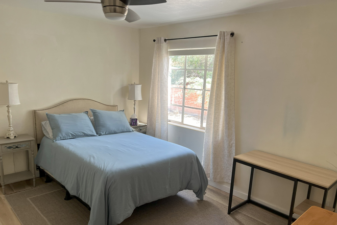 Available Bedroom - Roommate wanted close to UofA, across the street from Banner Hosp (Catalina Vista) 1 mile to Campus