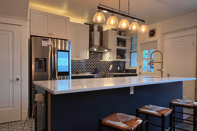 Kitchen - Convenient Rental Just One Block from Johns Hopkins University Main Campus Townhome