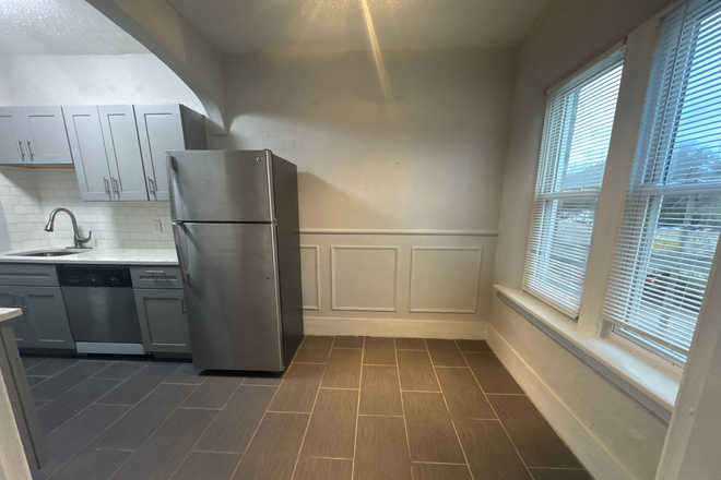 Kitchen remodeled - 7355 Lindell, blocks from Campus (walk or take WashU shuttle), on Clayton border Apartments