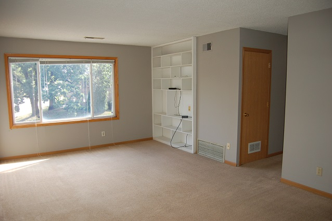 Living Room - Updated 2 Bedroom FREE Parking! Walk to Class UIHC, Law, Pharmacy, Dental Kinnick!! On Bus Route! Apartments