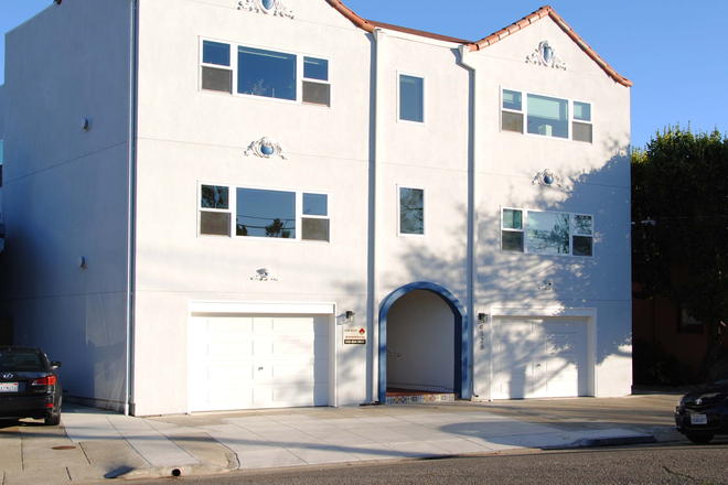Front of building - Beautiful, immaculate Temescal Apt.  Easy access to the Bus , Bart.Beautiful new bathroom.