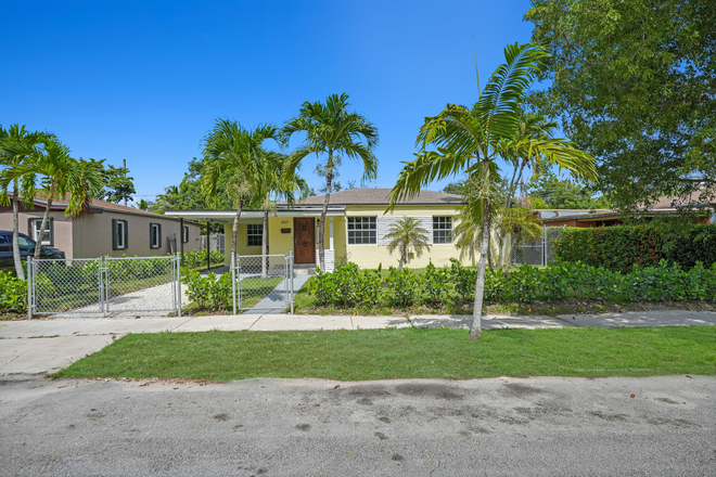 Street view of house with street parking available in front - PRIME DEAL: FULLY FURNISHED & Remodeled 4/3 House - Minutes away from UM!