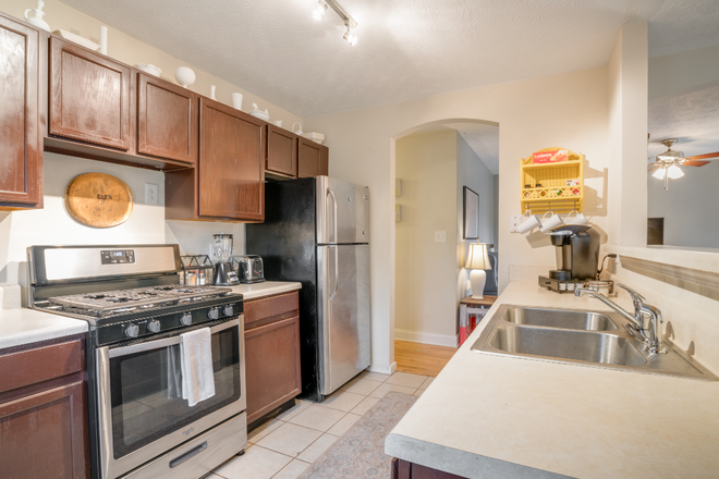 Kitchen with dishwasher - Cute 3 br 1 ba house near Kirkwood and Decatur