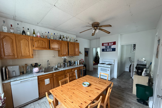 Kitchen - Large 4 Bedroom Apartment 5-10 Minutes walking distance to Campus