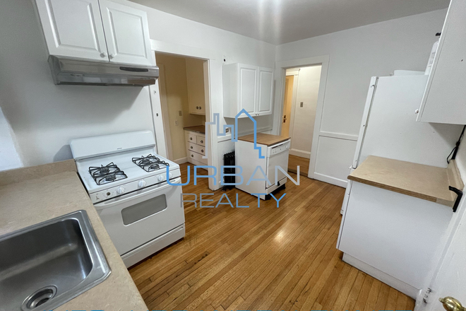 KITCHEN - **RENTING FOR JUNIOR YEAR 2026-2027**LARGE 8 BED 3.5 BATH  HOUSE ON FOSTER ST