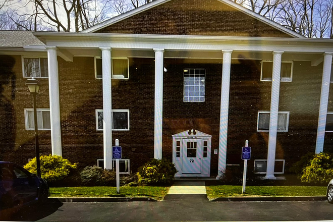 Main building - Coach light condo in Northampton