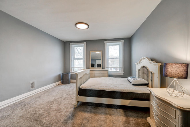 Master bedroom (note windows) - Room facing quiet tree lined street, 10 min walk or 5 min bike ride to Homewood campus: