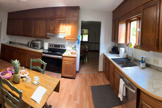 kitchen - Fully furnished rooms in a townhouse close to campus and shoppings
