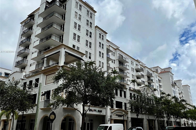 One Village Place Condominium - 2/2 Pool, Parking, Laundry, 1.3 miles to campus