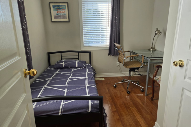 Bedroom - 2 Furnished Bedroom in Scarborough, minutes away from campus. Close to lots of Amenities. Townhome