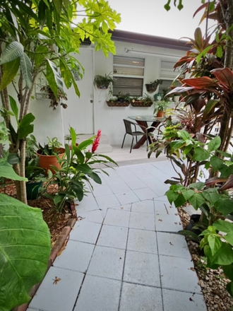 Outside - Student 1 bedroom in Coral Gables Apartments