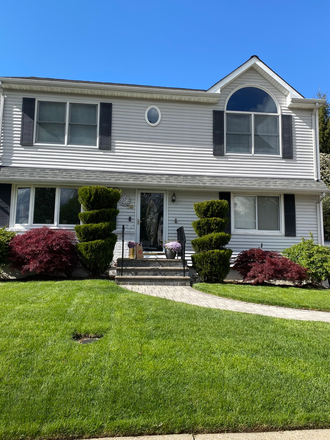 Outside front of house view - Beautiful Quiet Hicksville Home 10 minutes from Hofstra/NCC, 15 minutes from Adelphi