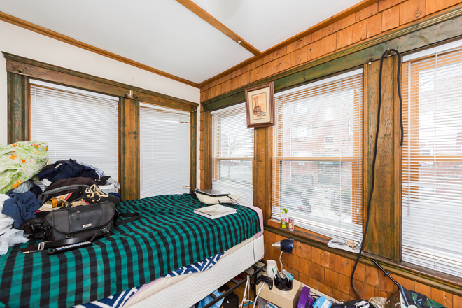 Bedroom #1 - Large 6 Bedroom HOUSE on Calumet!!