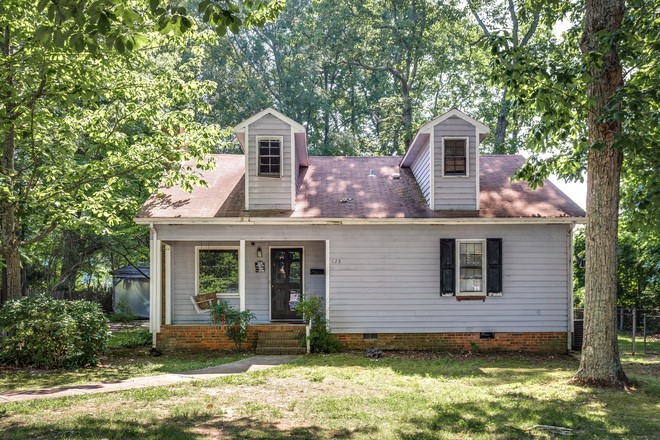 Street and driveway parking - 124 Harmon Ave -- Quiet Street & Walk to WFU Rental