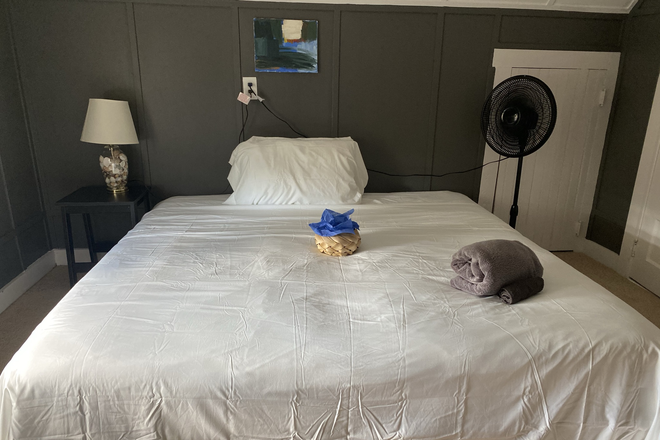 Bedroom - Room in West End Housing close to Law School House