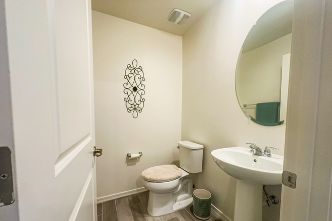 Bathroom - Impeccable House for Rent near U of A