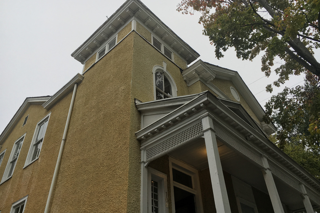 Victorian House Renovated into 5 Apartments - JULY 1st - FanTastic Studio Apartment