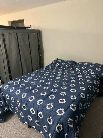 Bedroom - Sugarloaf estates - Living Room Available May 7 to July 26 th (12 min to Umass Amherst)
