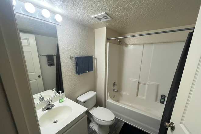 Bathroom - Pointe at Central, Student Apartment close to campus
