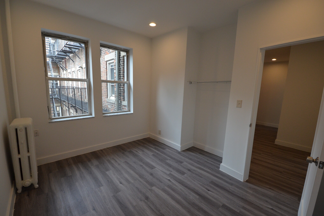 4 Bed - 109 Peterborough St. - NO Broker's Fee!!  -  Avail 9/1 - AMAZING, EXTREMELY SPACIOUS & SUNNY 3 BED SPLIT (4 BED)!!! Apartments