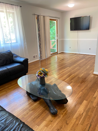 Living room - Single House 5b3b，10 minutes away. quiet community 10 steps from the Campus Shuttle